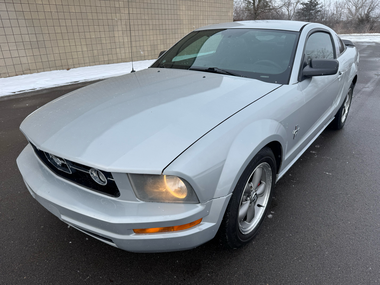 2007 Ford Mustang 2dr Cpe Deluxe's photo