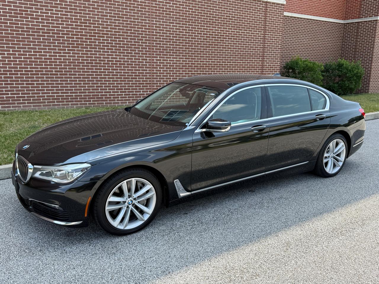 Photo 2 of 2017 BMW 7 Series 750i xDrive