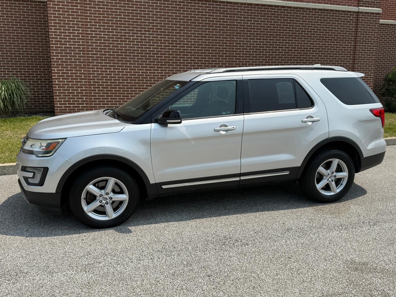 Photo 4 of 2017 Ford Explorer XLT