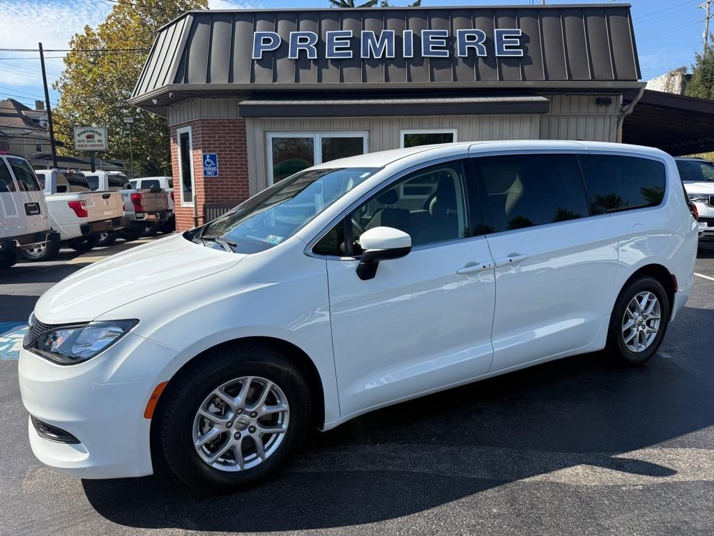 2023 Chrysler Voyager photo 2 of 33