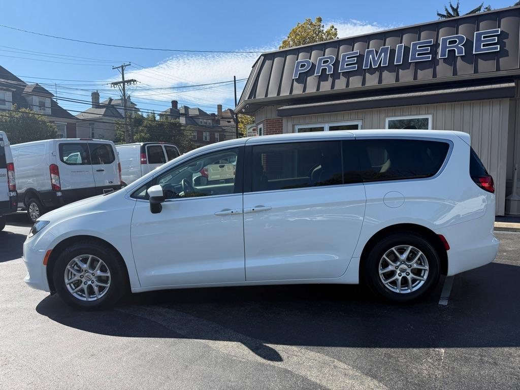 2023 Chrysler Voyager photo 3 of 33
