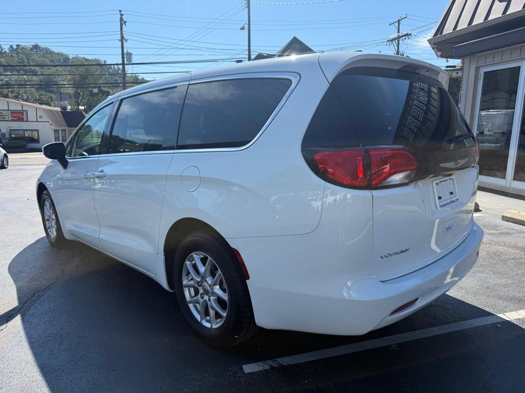 2023 Chrysler Voyager photo 4 of 33
