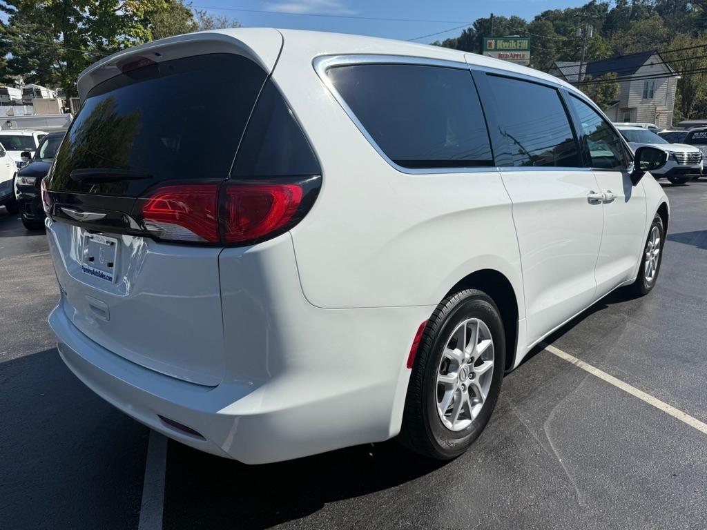 2023 Chrysler Voyager photo 6 of 33