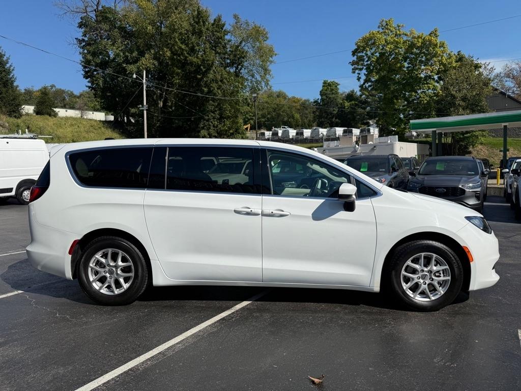 2023 Chrysler Voyager photo 7 of 33