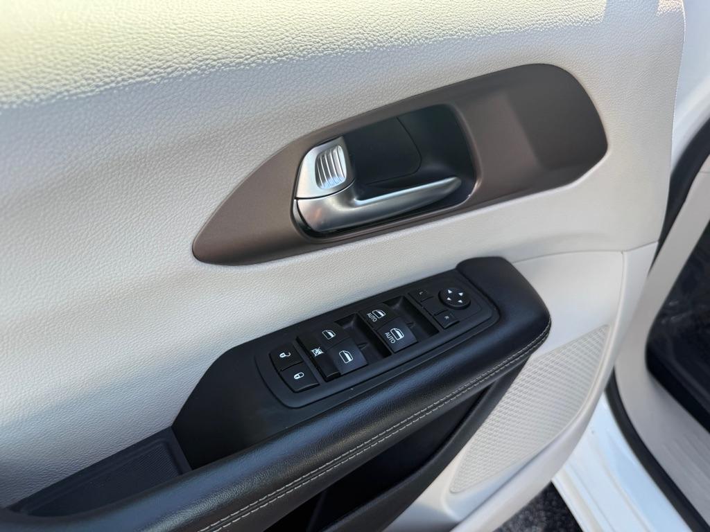 2023 Chrysler Voyager photo 15 of 33