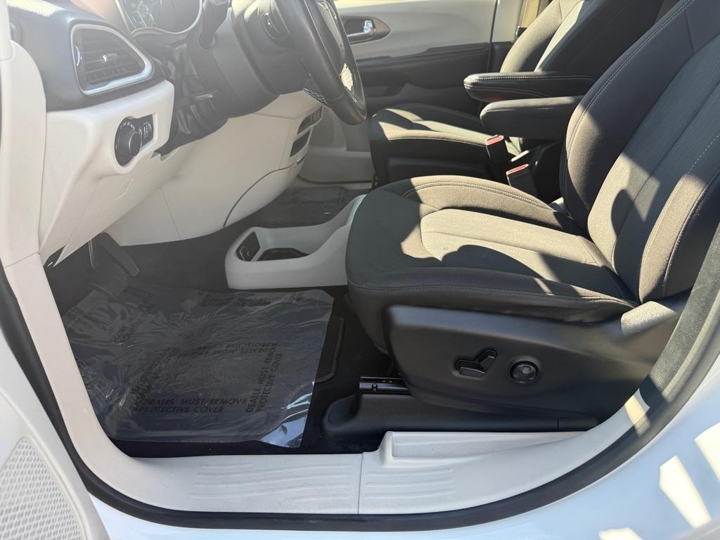2023 Chrysler Voyager photo 16 of 33