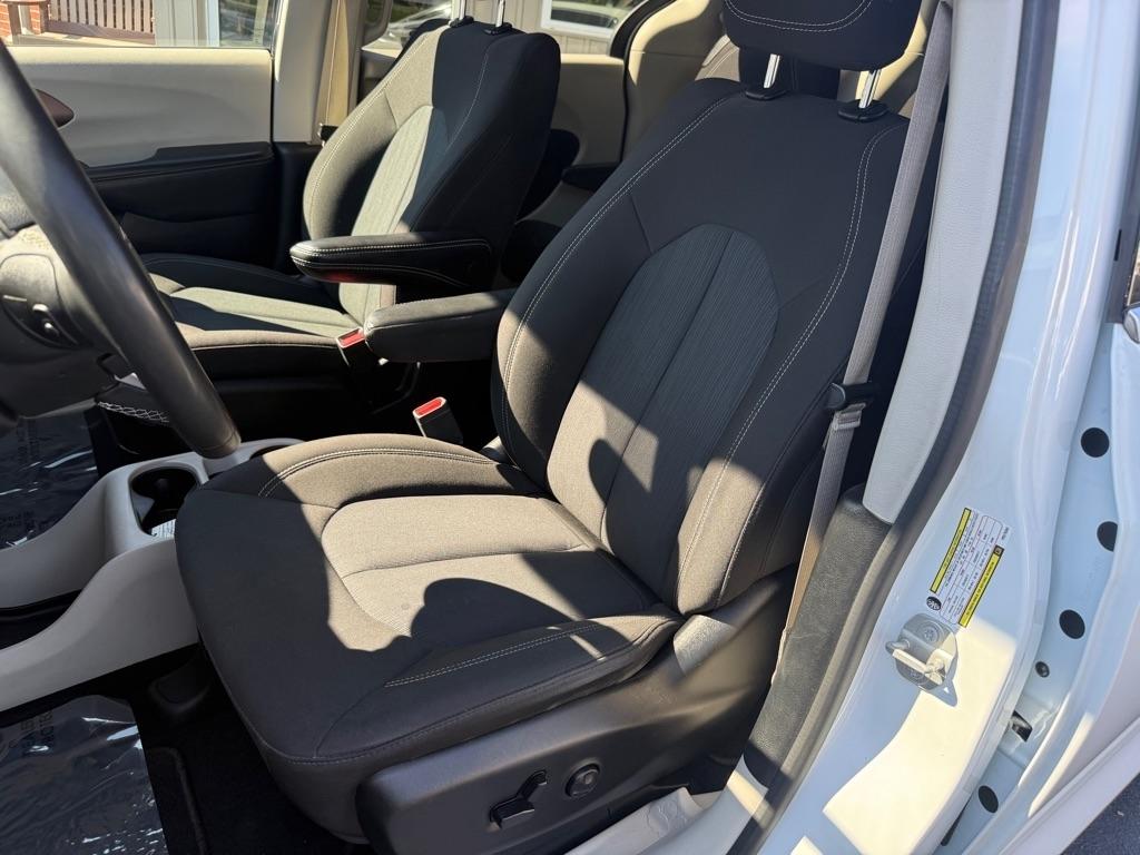 2023 Chrysler Voyager photo 17 of 33