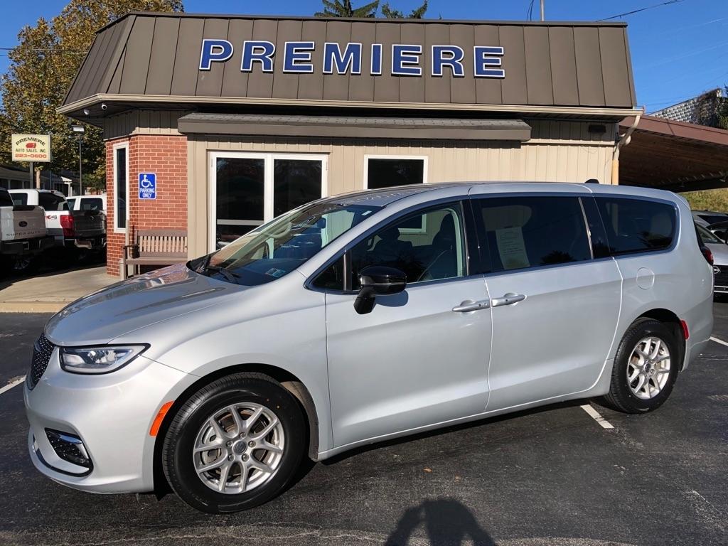 2024 Chrysler Pacifica photo 2 of 42