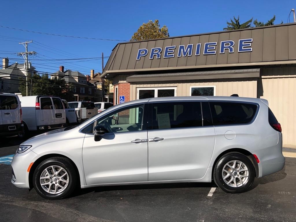 2024 Chrysler Pacifica photo 3 of 42