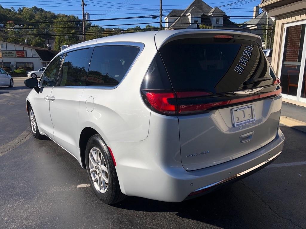2024 Chrysler Pacifica photo 4 of 42