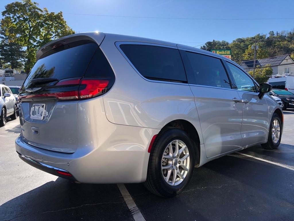 2024 Chrysler Pacifica photo 6 of 42