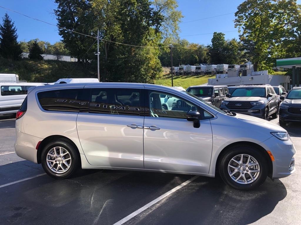 2024 Chrysler Pacifica photo 7 of 42