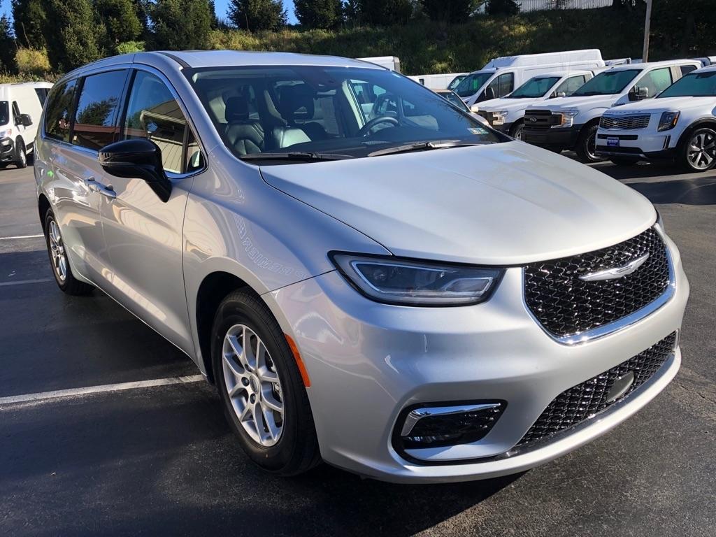 2024 Chrysler Pacifica photo 8 of 42