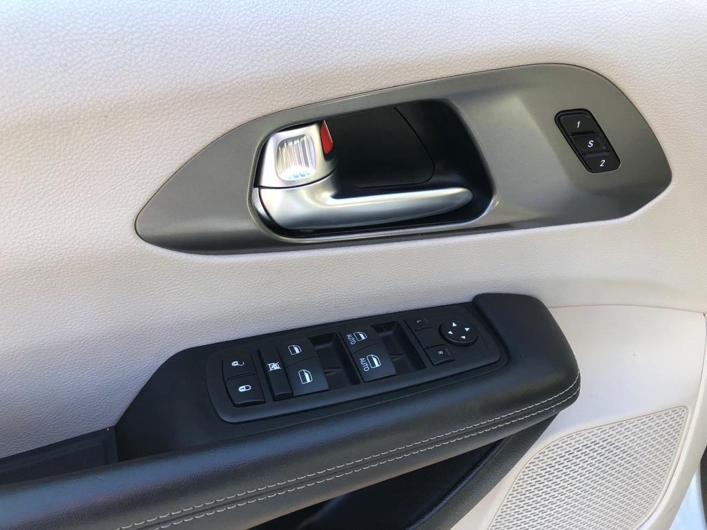 2024 Chrysler Pacifica photo 17 of 42