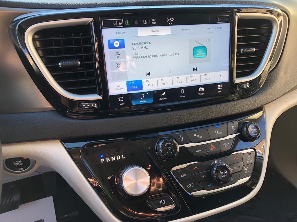 2024 Chrysler Pacifica photo 31 of 42