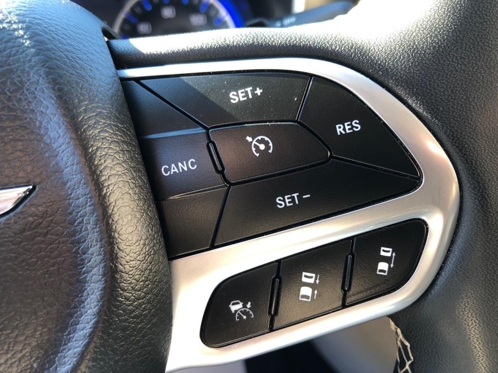 2024 Chrysler Pacifica photo 37 of 42