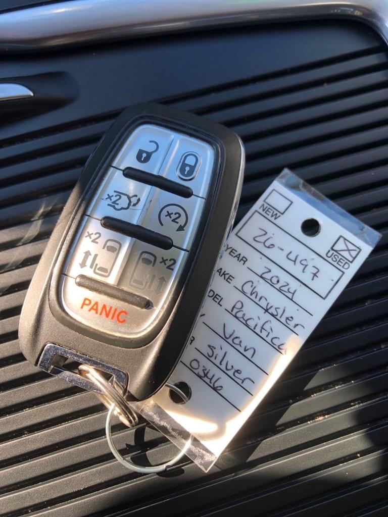 2024 Chrysler Pacifica photo 40 of 42