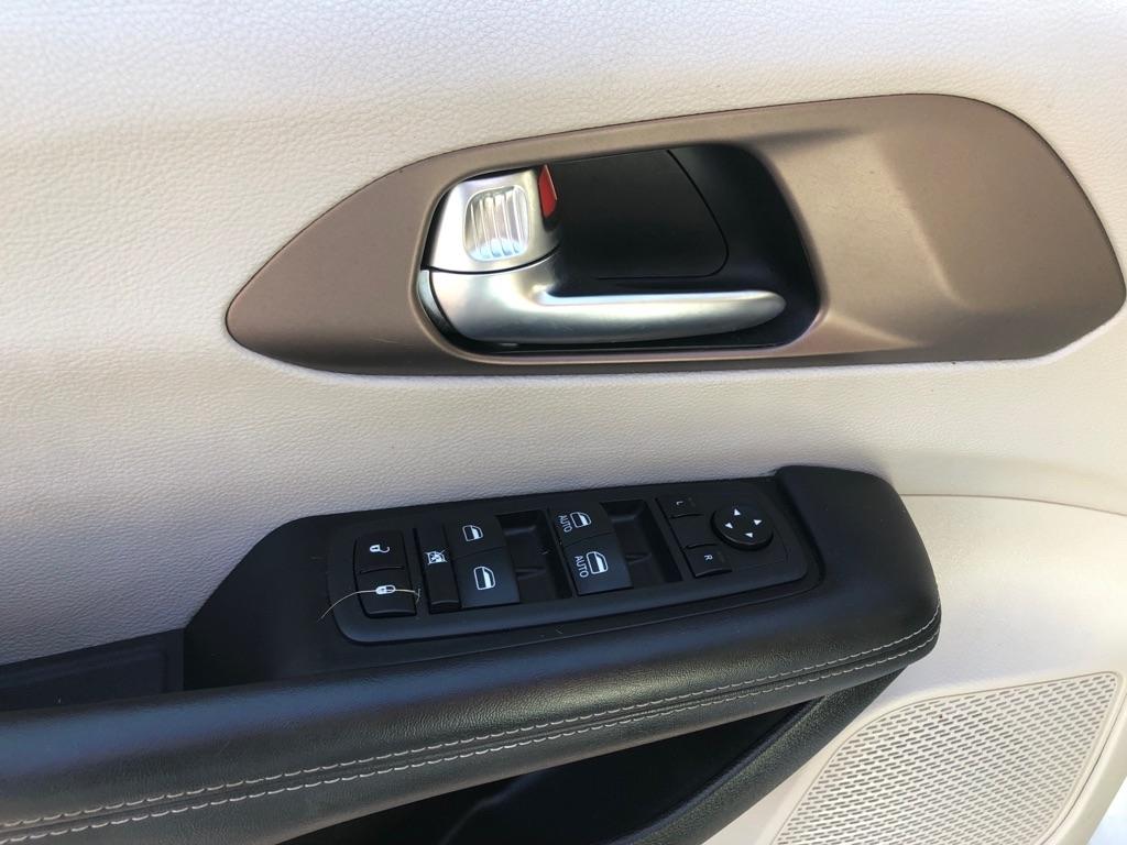 2023 Chrysler Voyager photo 17 of 42
