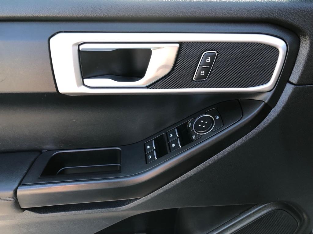 2021 Ford Explorer photo 17 of 36