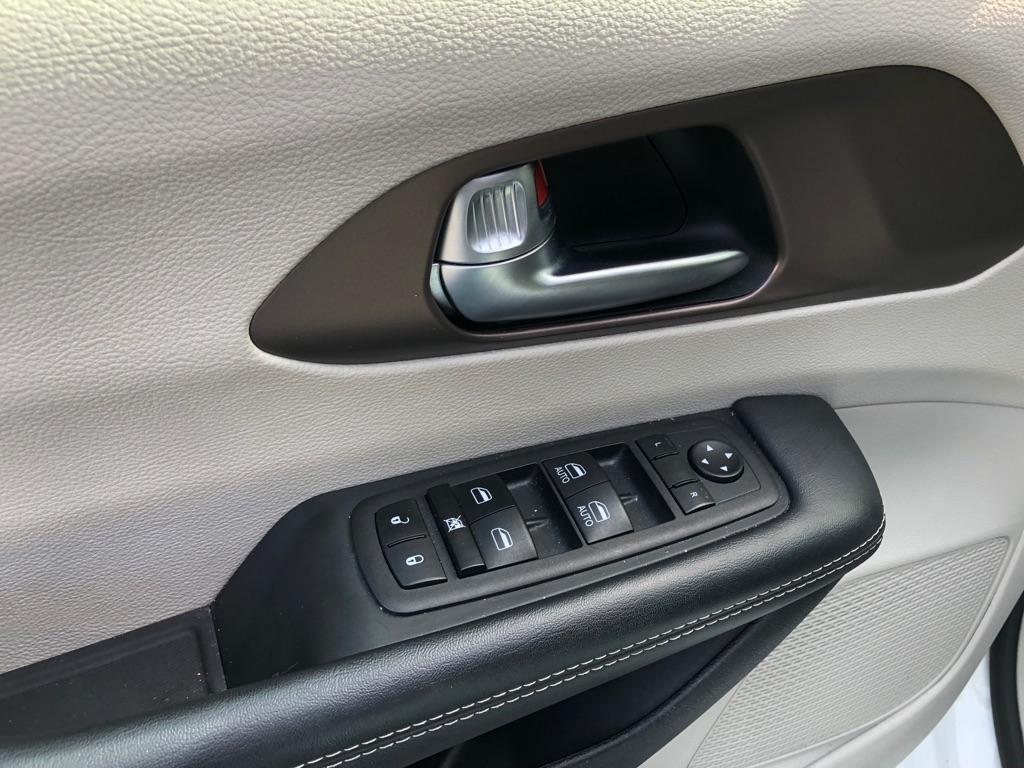 2023 Chrysler Voyager photo 17 of 42