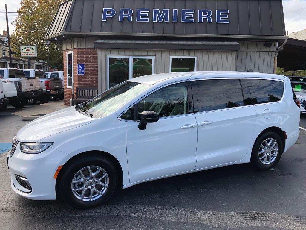 2024 Chrysler Pacifica photo 2 of 42