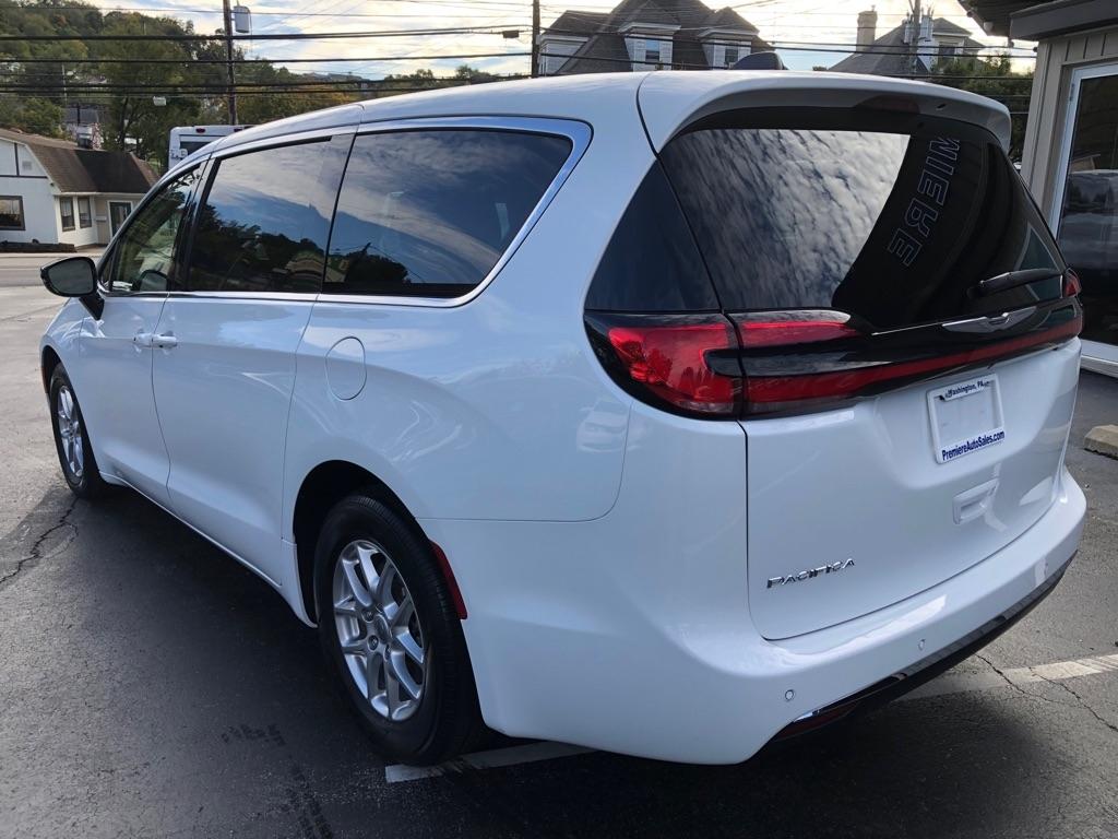 2024 Chrysler Pacifica photo 4 of 42