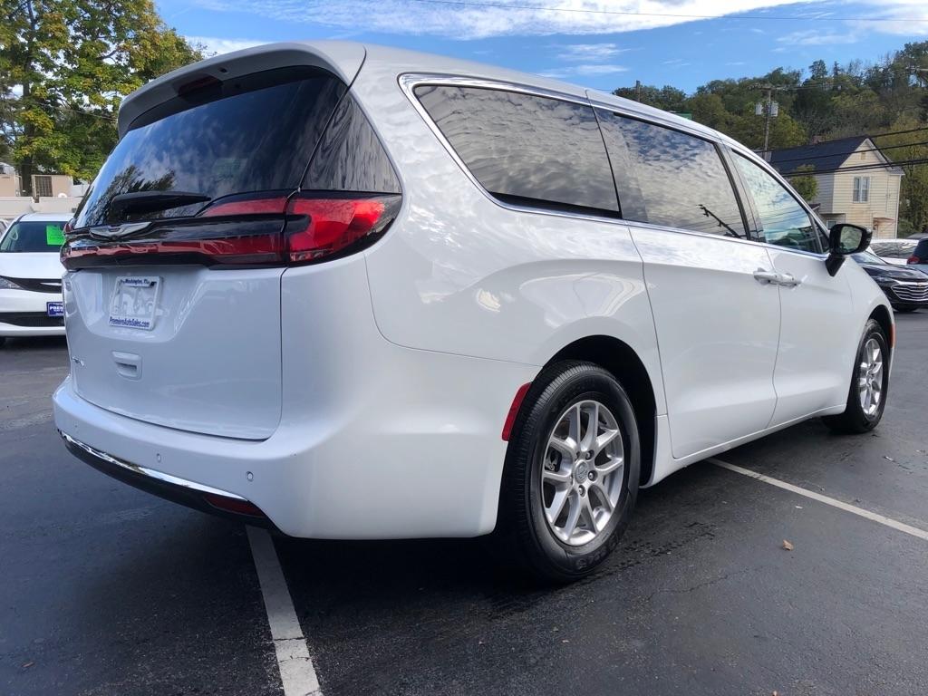 2024 Chrysler Pacifica photo 6 of 42