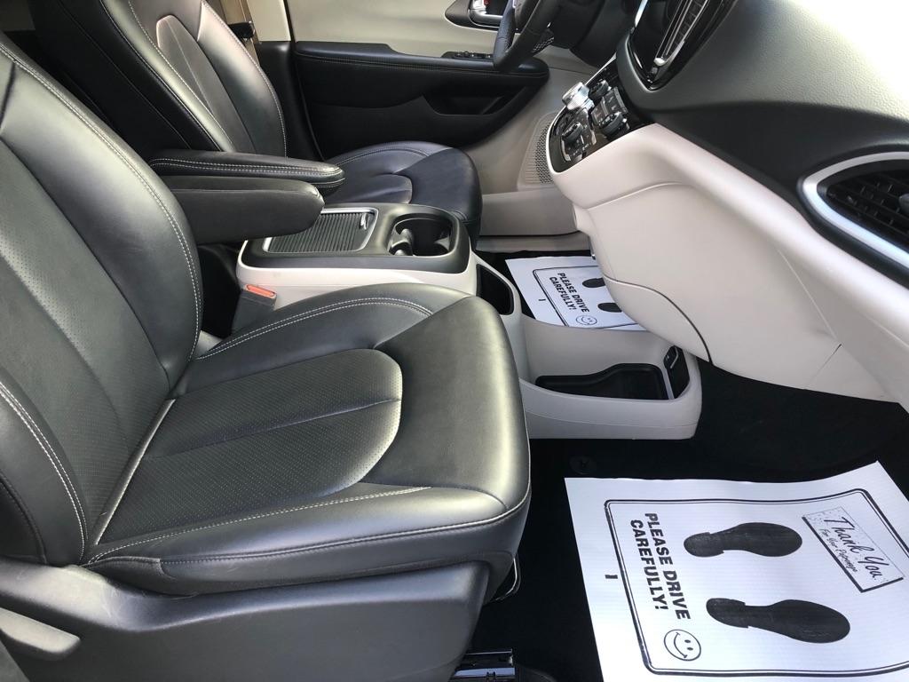 2024 Chrysler Pacifica photo 26 of 42