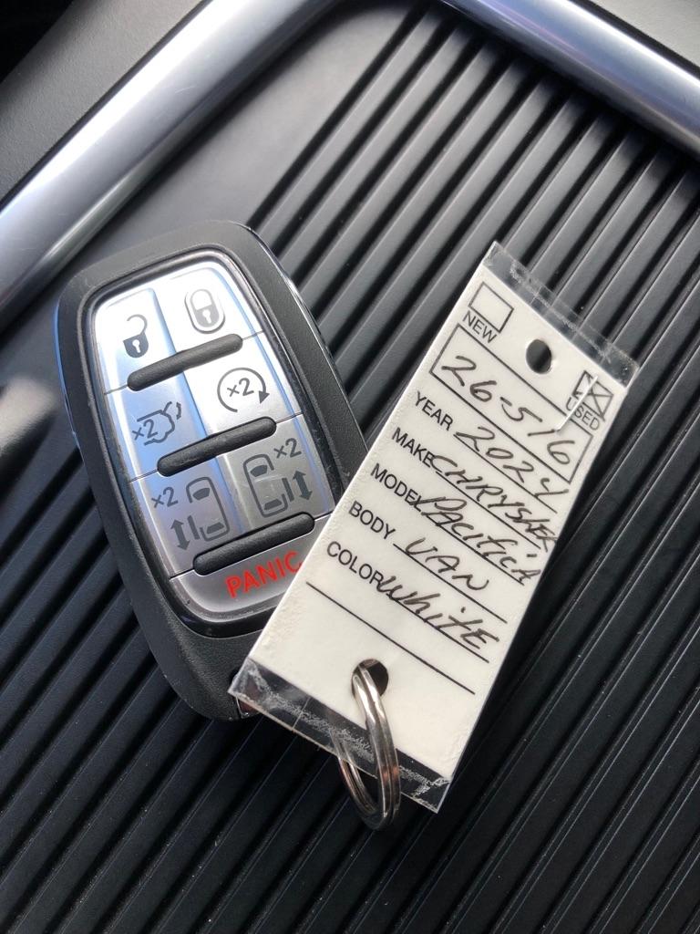 2024 Chrysler Pacifica photo 40 of 42