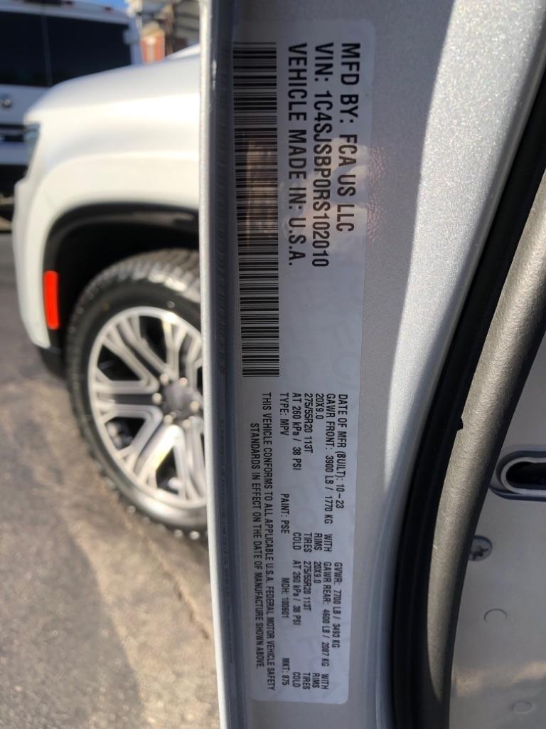 2024 Jeep Wagoneer L photo 42 of 43