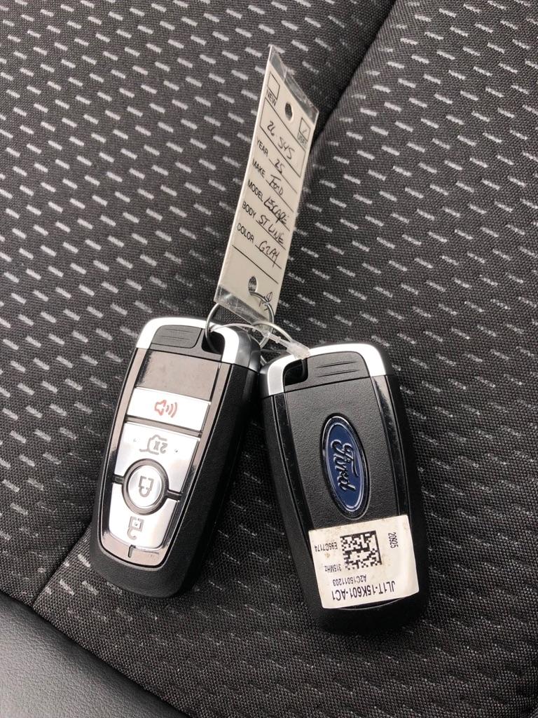 2025 Ford Escape photo 36 of 38