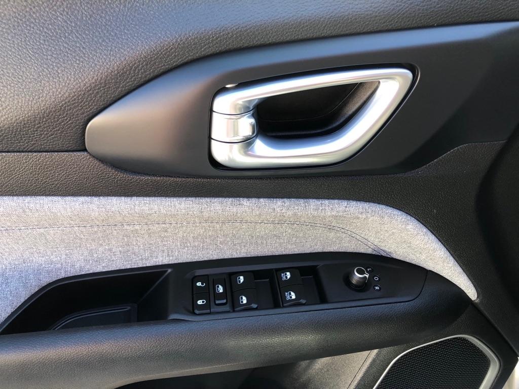 2023 Jeep Compass photo 17 of 37