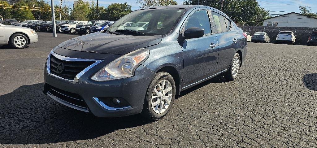 2017 Nissan Versa Sedan photo 2 of 12