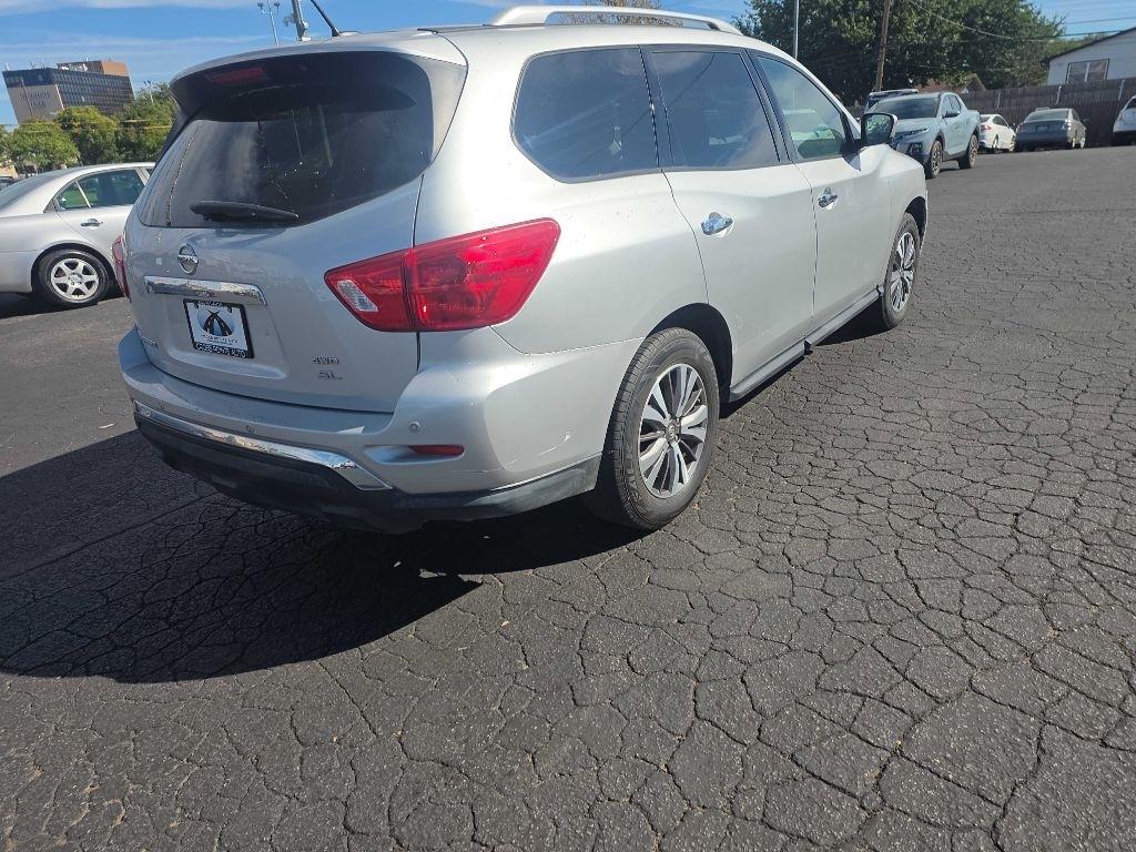 2017 Nissan Pathfinder photo 6 of 12