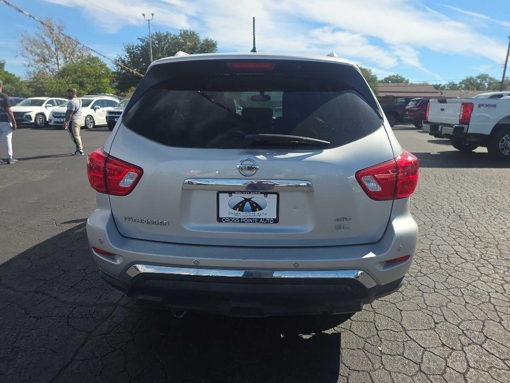2017 Nissan Pathfinder photo 7 of 12