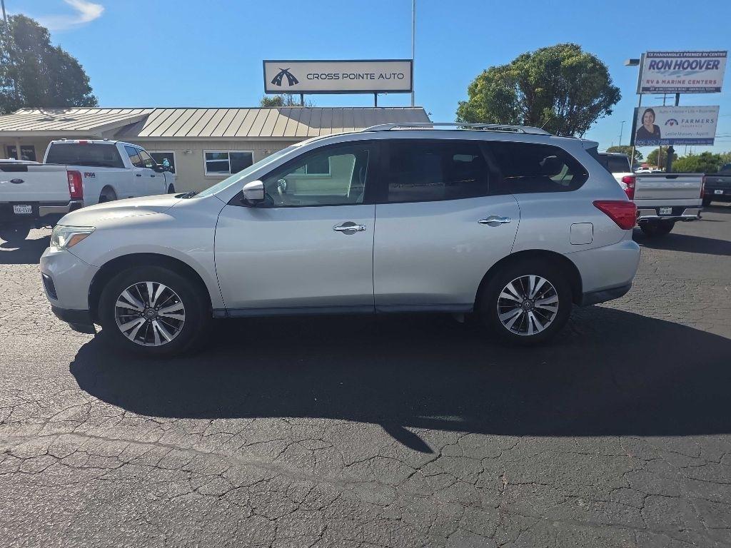 2017 Nissan Pathfinder photo 11 of 12