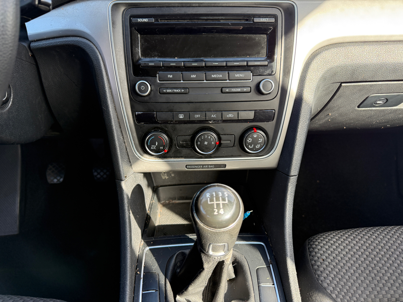 Volkswagen Passat 2.5L S W/Appearance 2014