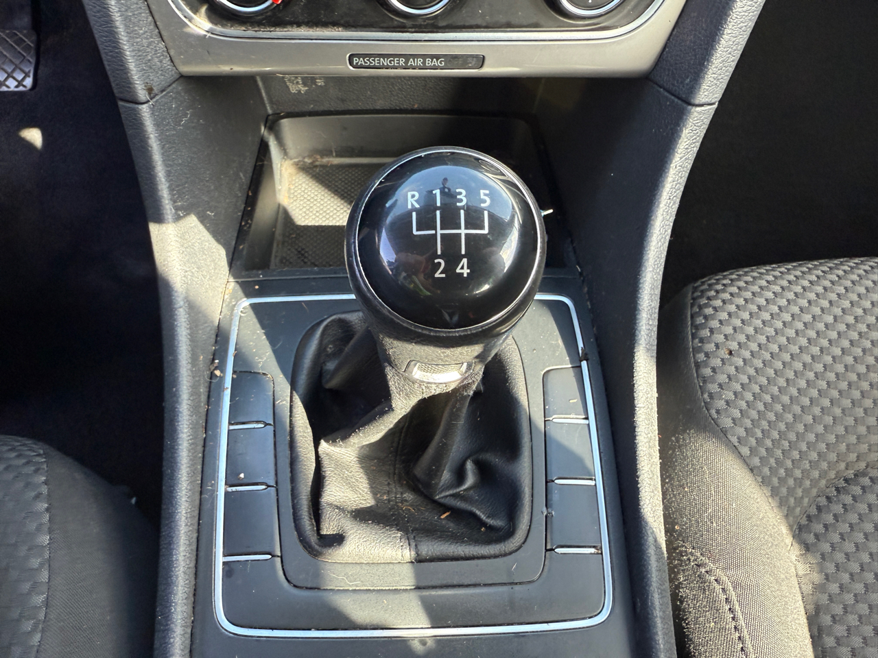 Volkswagen Passat 2.5L S W/Appearance 2014