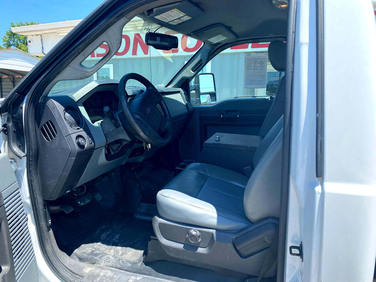 Ford Super Duty F-350 SRW 4WD Reg Cab 137" XLT 2012 Ford Super Duty F-350 SRW 4WD Reg Cab 137" XLT 2012