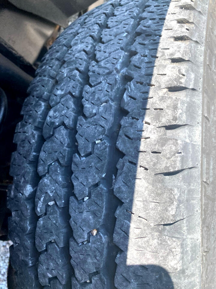 Ford Super Duty F-350 SRW 4WD Reg Cab 137" XLT 2012 Ford Super Duty F-350 SRW 4WD Reg Cab 137" XLT 2012