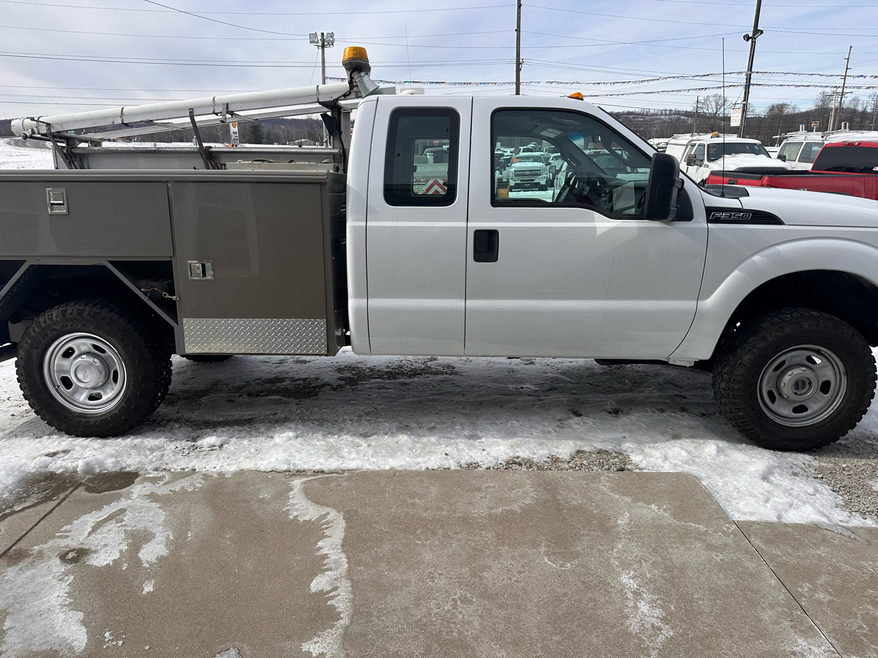 Ford Super Duty F-350 SRW 4WD SuperCab 162" WB 60" CA XL 2011