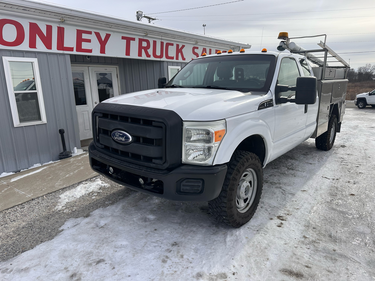 Ford Super Duty F-350 SRW 4WD SuperCab 162" WB 60" CA XL 2011