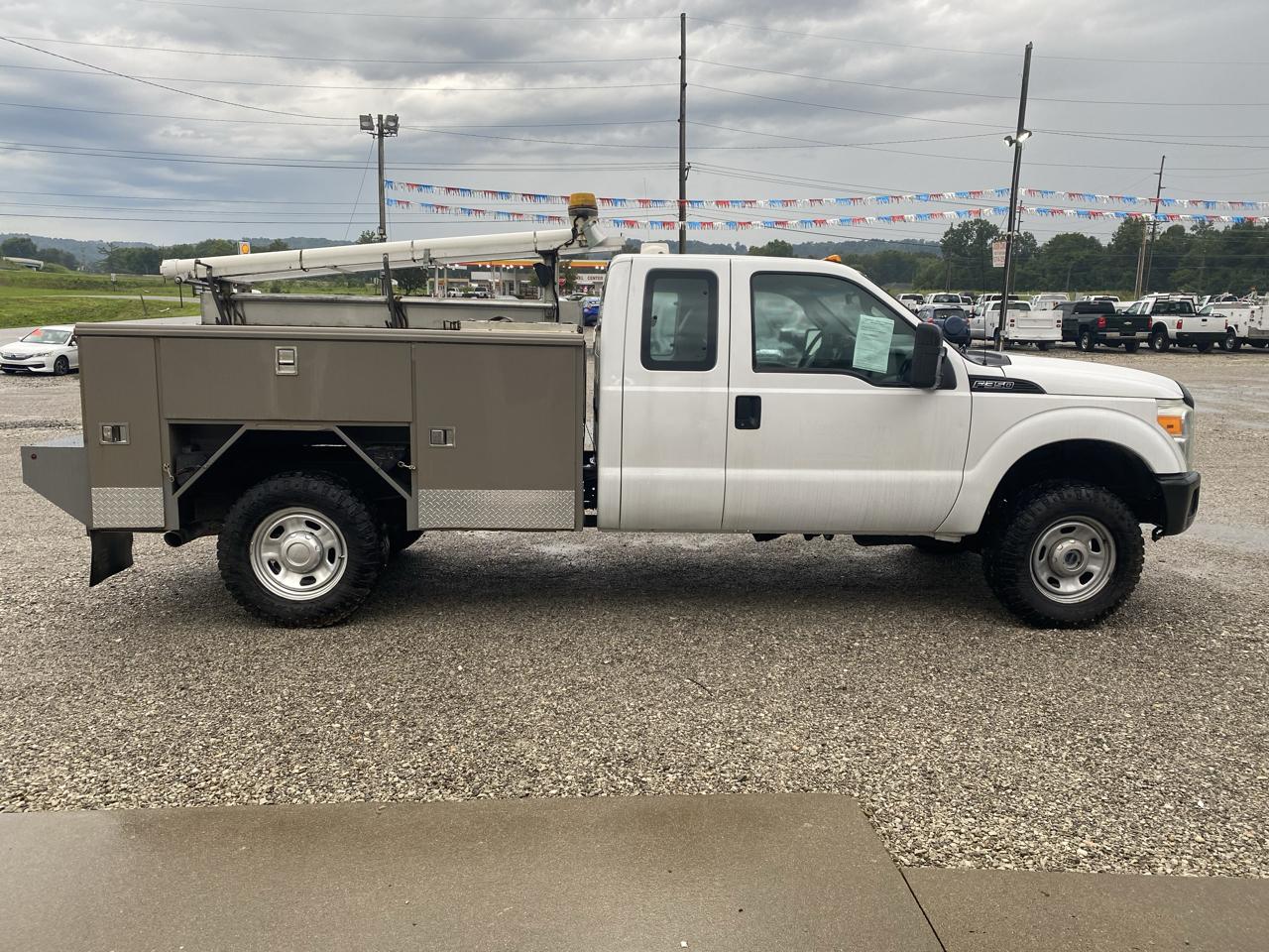 Ford Super Duty F-350 SRW 4WD SuperCab 162" WB 60" CA XL 2011