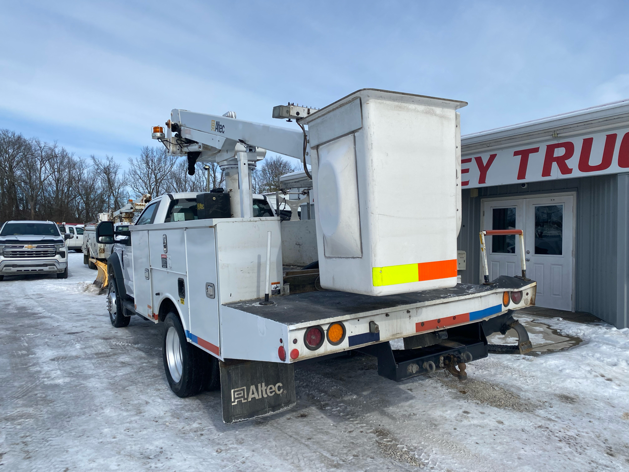 Ford Super Duty F-450 DRW XLT 2WD Reg Cab 145" WB 60" CA 2017