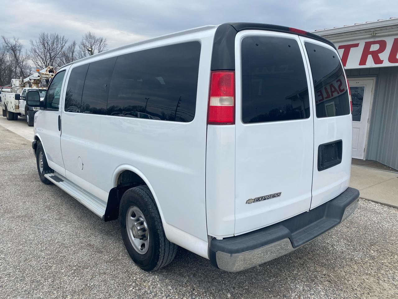 Chevrolet Express Passenger RWD 3500 135" 1LT 2012