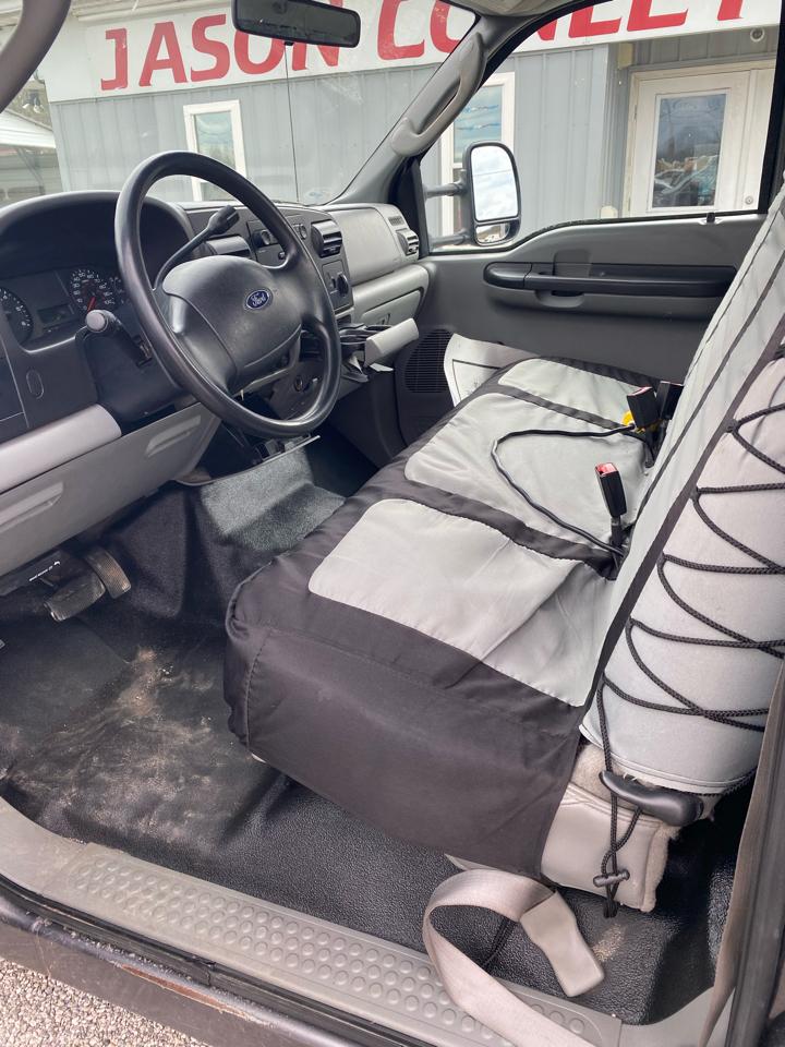 Ford Super Duty F-350 DRW Reg Cab 141" WB 60" CA XLT 2006