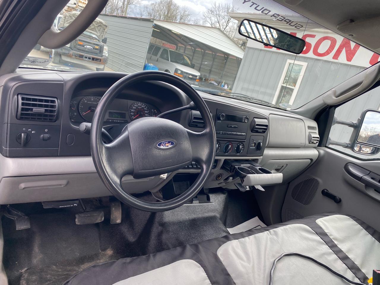 Ford Super Duty F-350 DRW Reg Cab 141" WB 60" CA XLT 2006