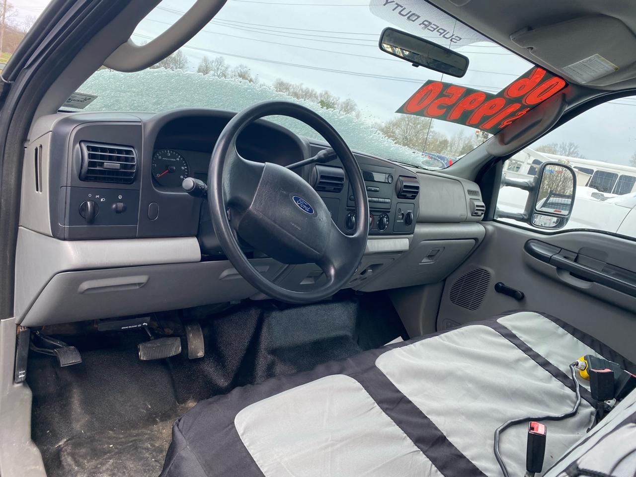 Ford Super Duty F-350 DRW Reg Cab 141" WB 60" CA XL 2006