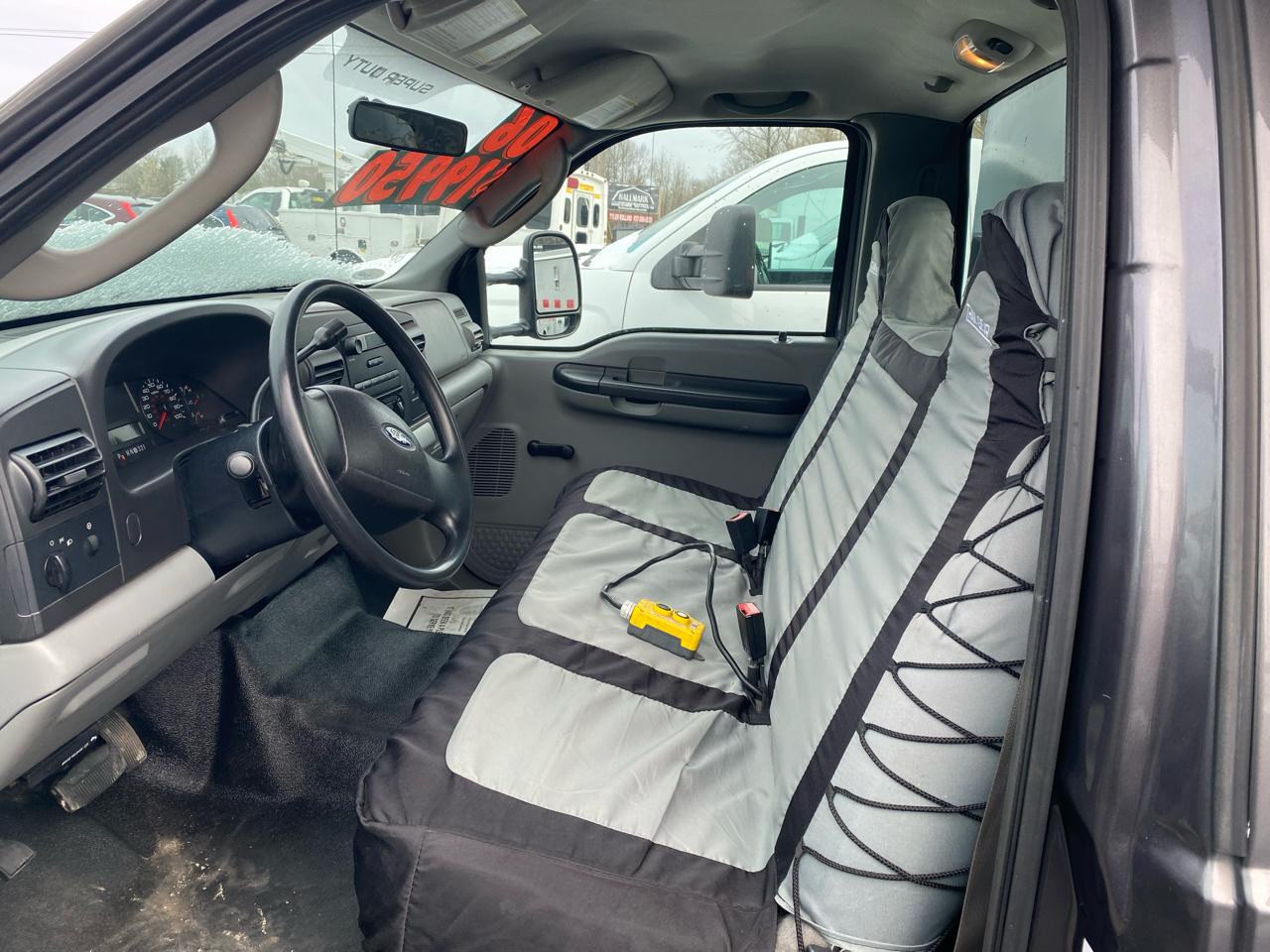 Ford Super Duty F-350 DRW Reg Cab 141" WB 60" CA XL 2006