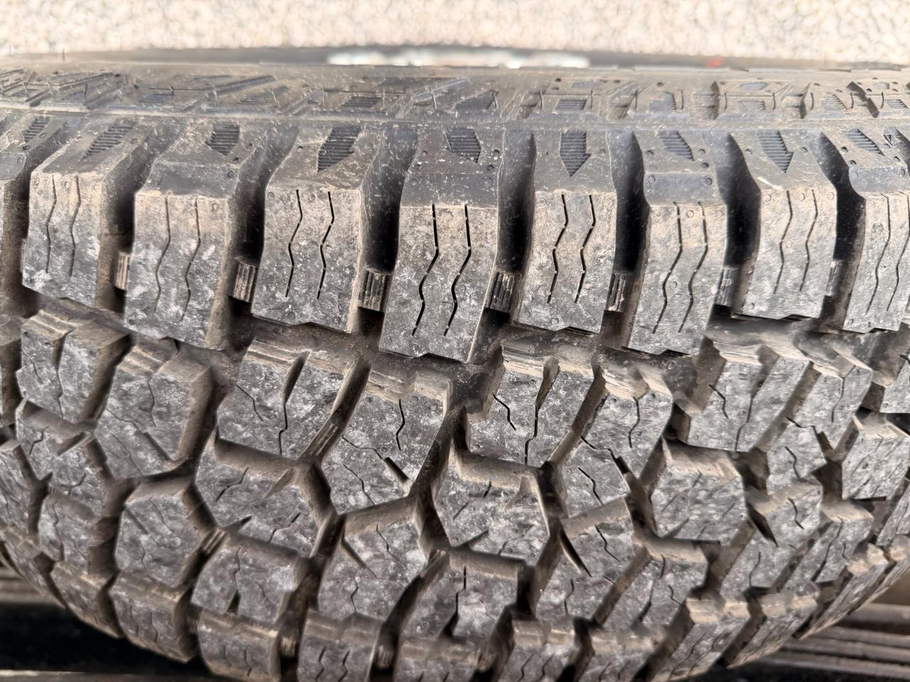 Ford Super Duty F-350 SRW 4WD Reg Cab 137" XL 2012